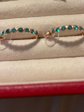 Bomb party Rose Gold Hoop Earrings with Emerald Green Stones